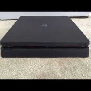 I’m selling a ps4 slim it has games on it but not controller